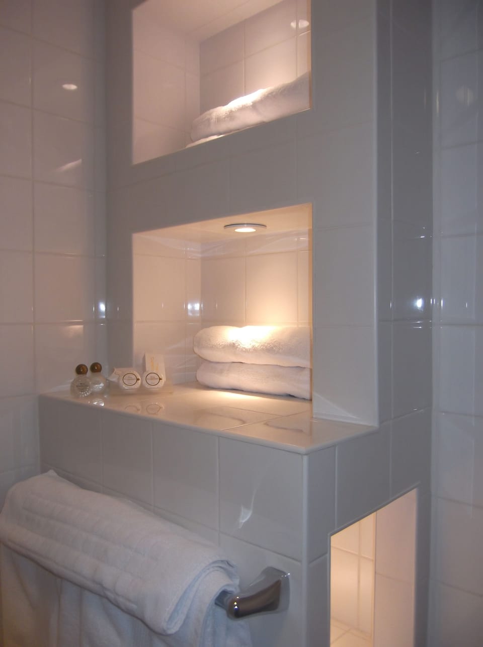 Combined shower/tub, free toiletries, hair dryer, towels