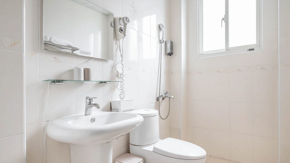 Standard Twin Room | Bathroom | Shower, hair dryer, slippers, towels