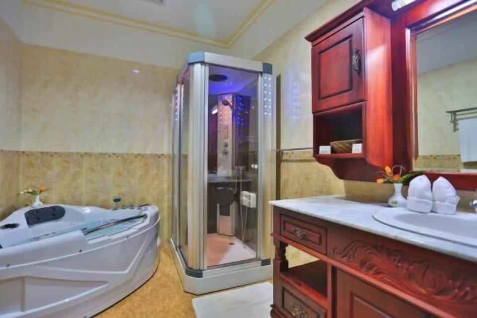 Bathtub, free toiletries, towels