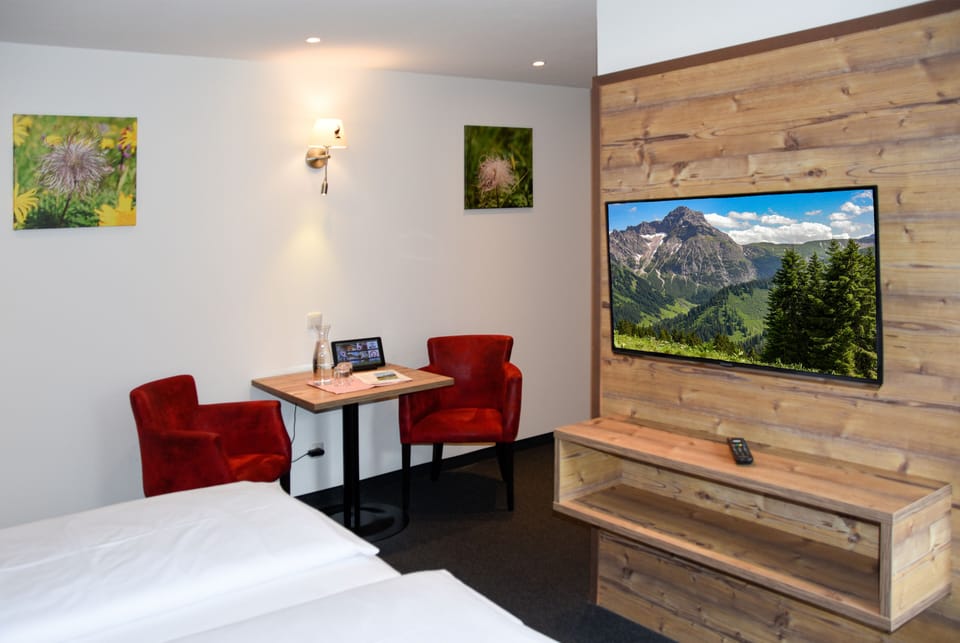 Suite, 1 Bedroom, Balcony, Mountain View | Hypo-allergenic bedding, in-room safe, blackout drapes, soundproofing