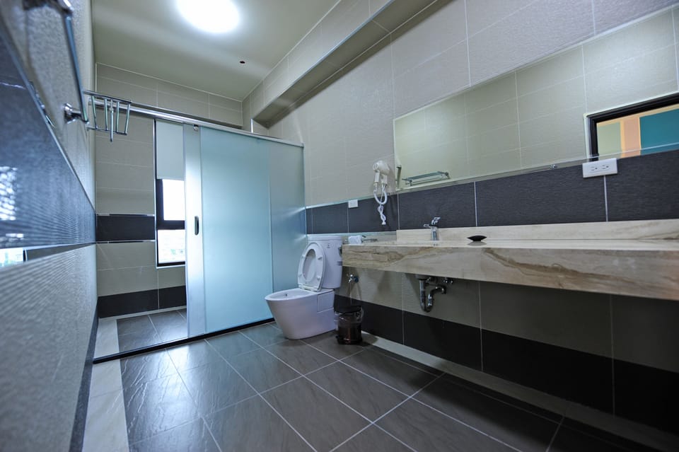Standard Triple Room (302) | Bathroom | Deep soaking tub, free toiletries, hair dryer, slippers