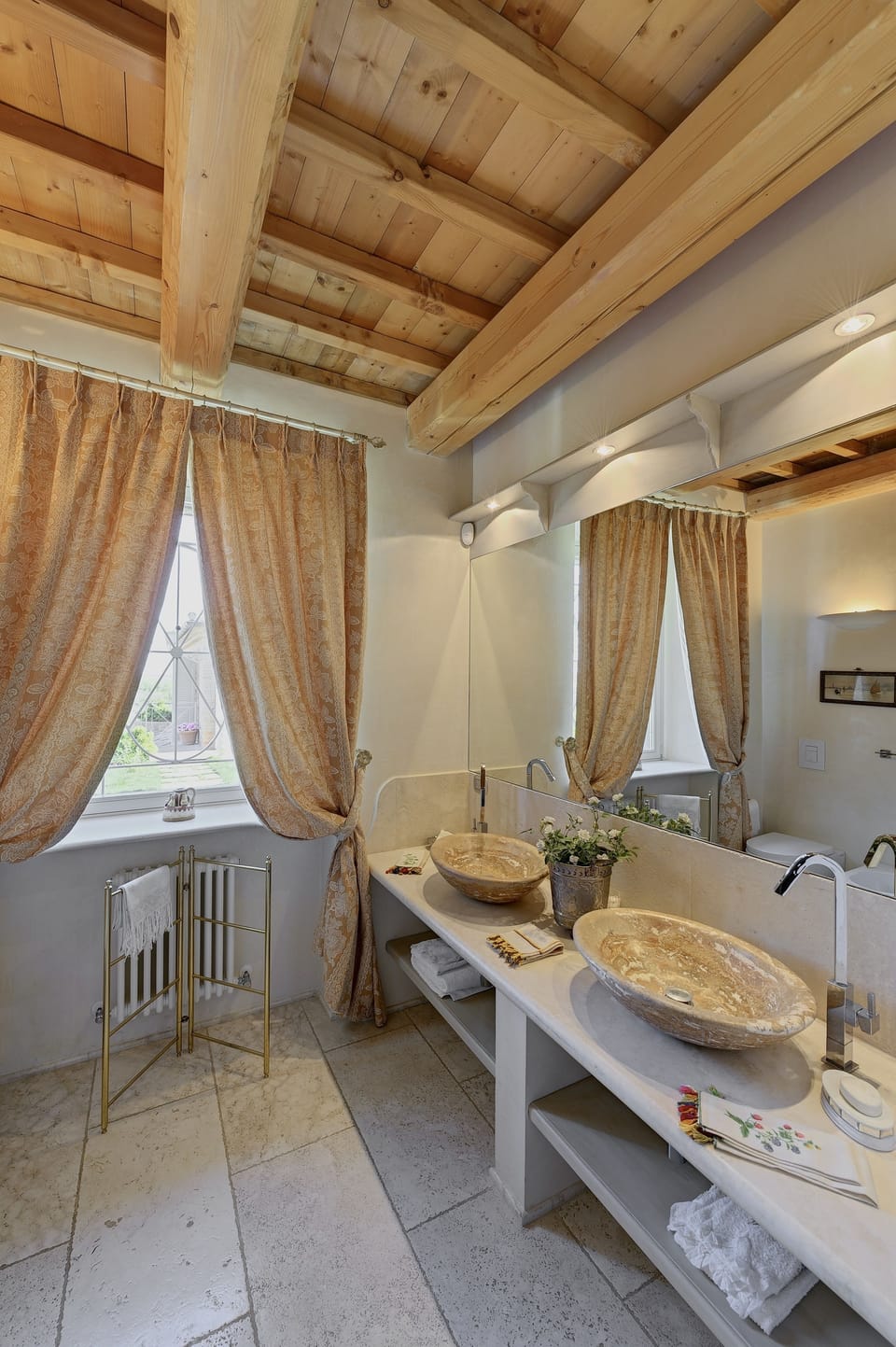 Deluxe Suite, 1 Double Bed, Garden Area | Bathroom | Shower, free toiletries, hair dryer, bathrobes