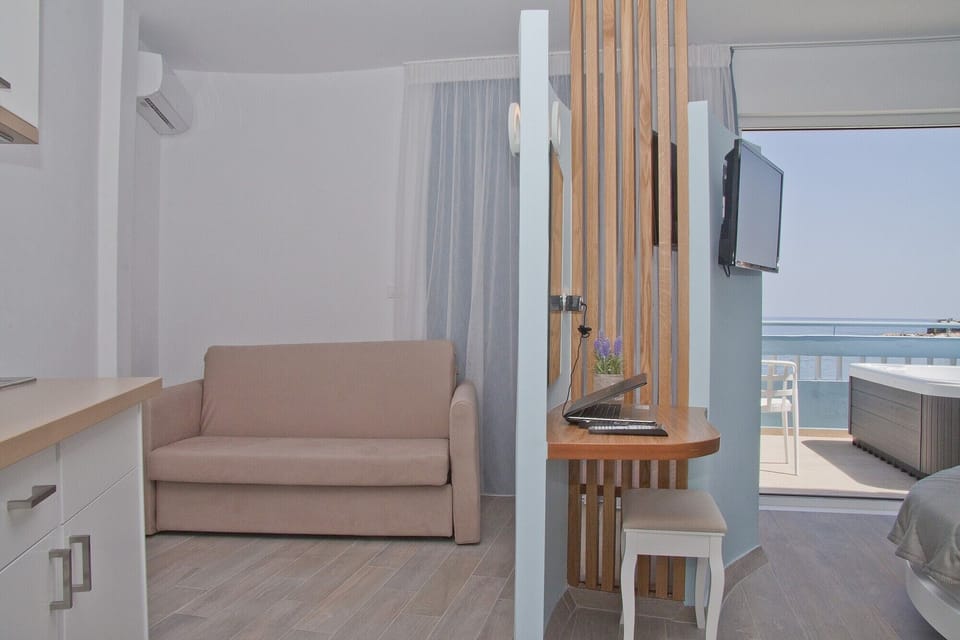 Deluxe Studio Suite, 1 King Bed with Sofa bed, Oceanfront | Pillowtop beds, in-room safe, soundproofing, iron/ironing board