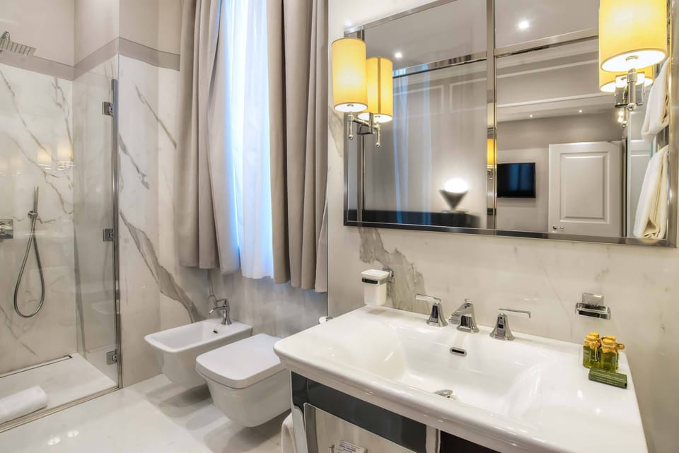 Camera Superior Monnini | Bathroom | Shower, free toiletries, hair dryer