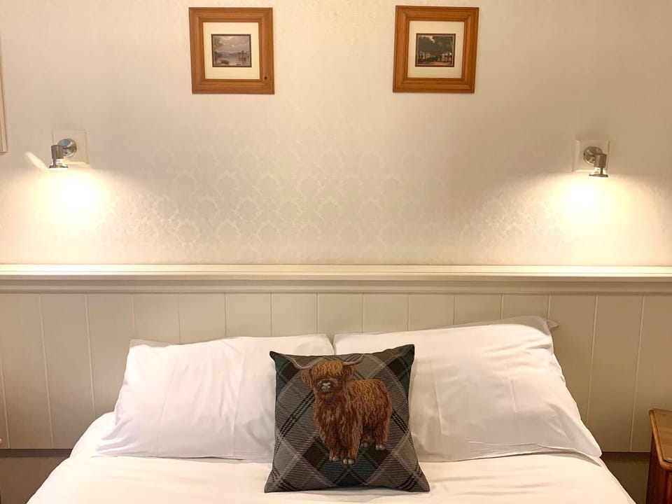 Classic Room, 1 King Bed | Blackout drapes, iron/ironing board, free cribs/infant beds, free WiFi