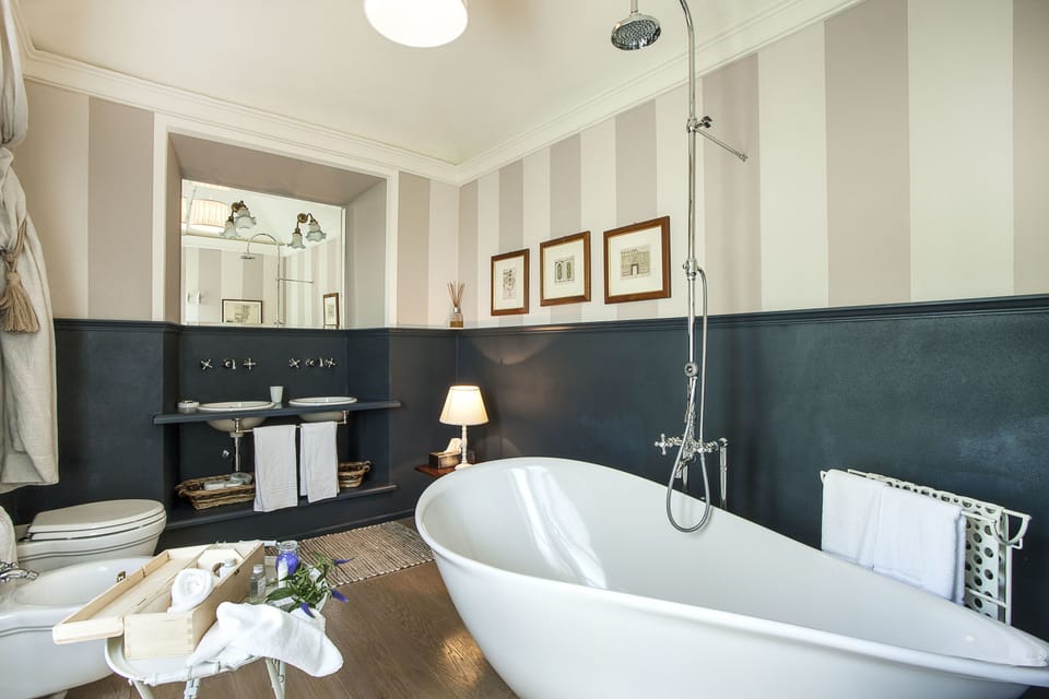 Premium Suite (Salidoro) | Bathroom | Free toiletries, hair dryer, bathrobes, slippers