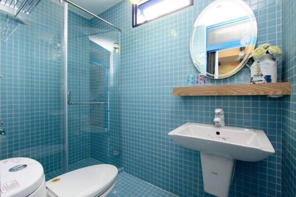 Standard Quadruple Room | Bathroom | Shower, free toiletries, hair dryer, slippers