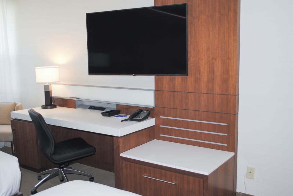 Standard Room, 1 King Bed (Mobility Accessible, Tub) | Premium bedding, down comforters, pillowtop beds, in-room safe