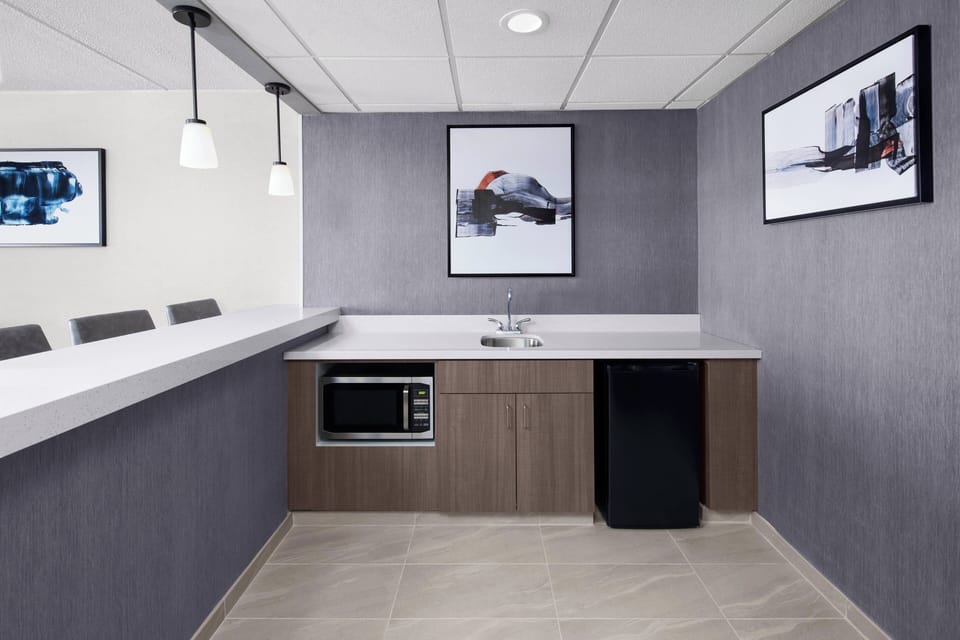 Executive Suite, 1 Bedroom | Private kitchenette | Microwave, coffee/tea maker