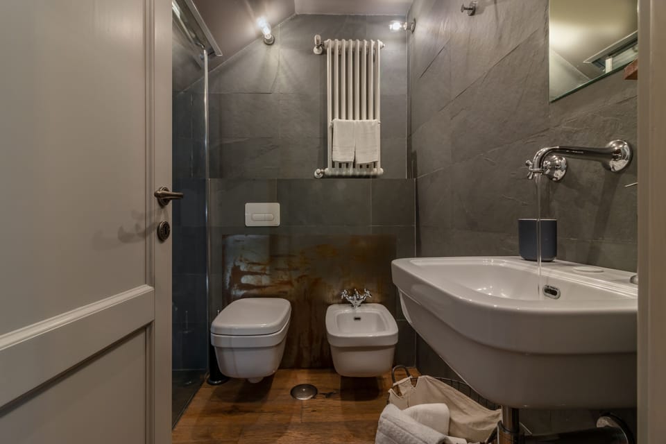 Double Room (Roma) | Bathroom | Shower, free toiletries, hair dryer, bidet