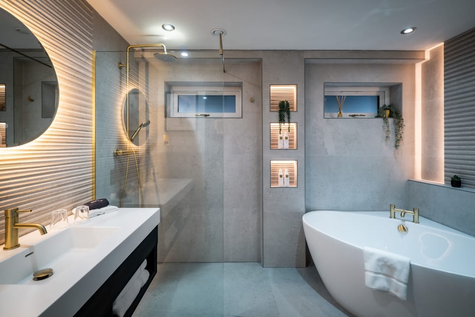 Superior Suite, Ground Floor | Bathroom | Hair dryer, bathrobes, towels, shampoo