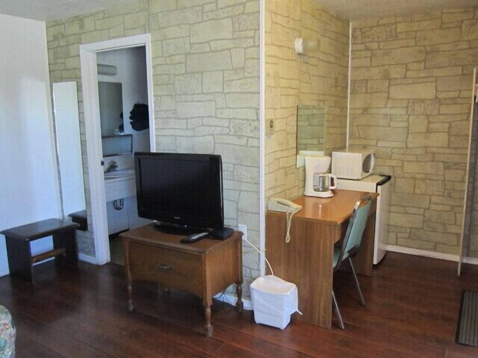 Standard Single Room, 1 Queen Bed | Living area | Flat-screen TV
