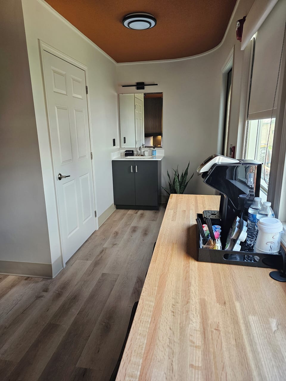 Train Car, 1 Queen Bed | Living area | TV