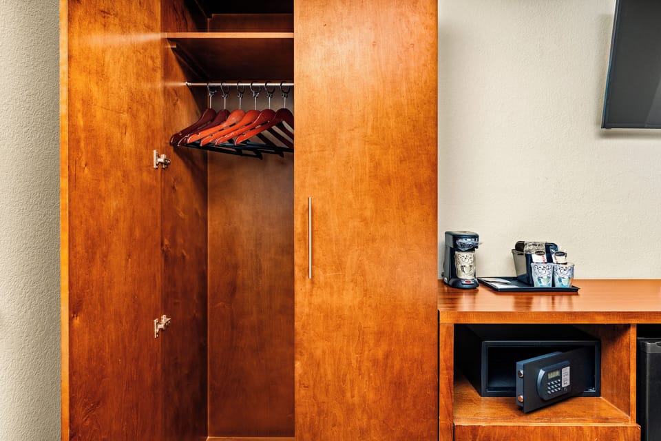 Standard Room, 1 King Bed, Accessible | Pillowtop beds, in-room safe, desk, laptop workspace