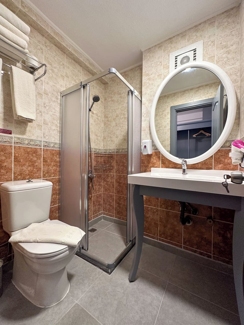 Shower, hair dryer, bidet, towels