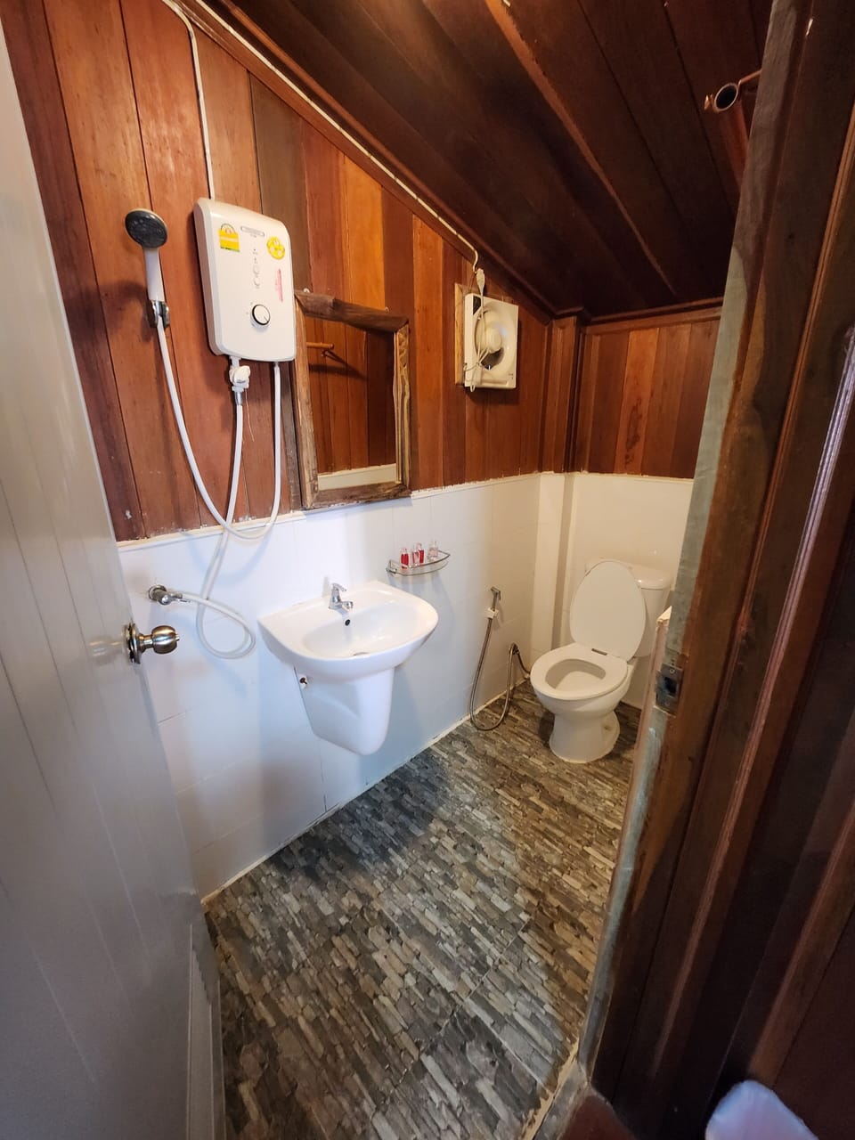 Standard Bungalow, 2 Twin Beds | Free WiFi