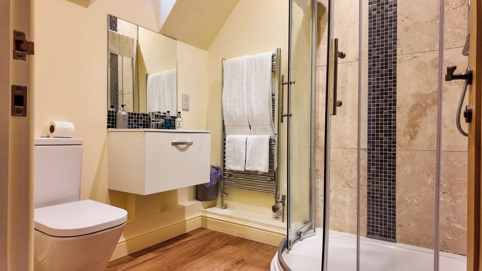 Deluxe Double Room | Bathroom | Free toiletries, hair dryer