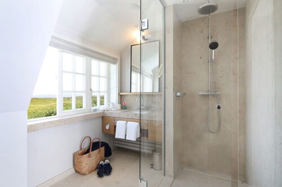 Standard Room, 1 Double Bed | Bathroom | Shower, free toiletries, towels