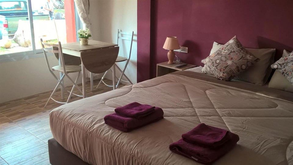 Deluxe Room | Desk, free WiFi