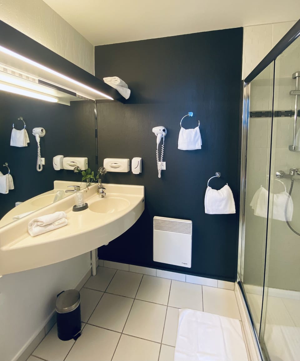 Double Room, Park View | Bathroom | Free toiletries, hair dryer, towels
