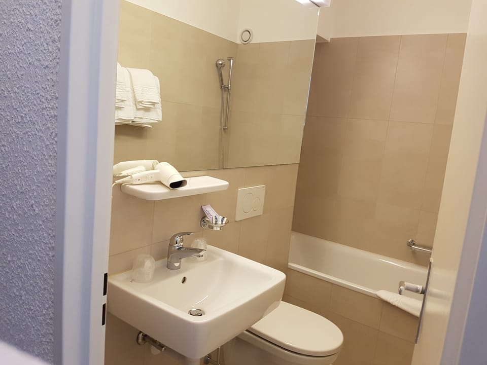 Triple Room | Bathroom | Shower, free toiletries, hair dryer, towels