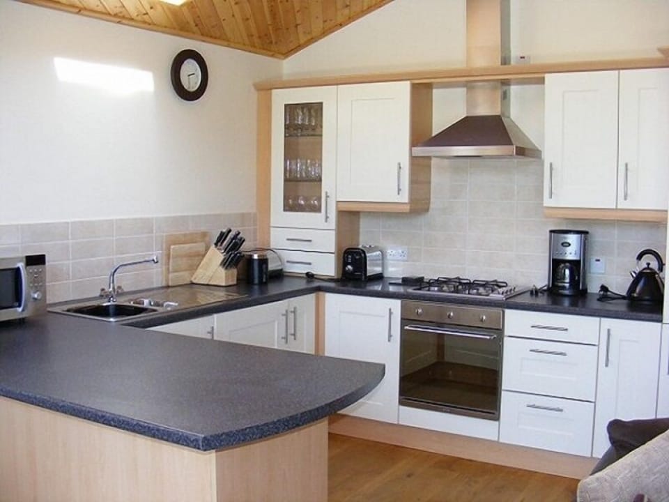 Exclusive Cabin, 3 Bedrooms, Lake View | Private kitchen | Full-size fridge, microwave, oven, coffee/tea maker