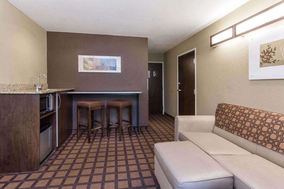 Pillowtop beds, in-room safe, desk, blackout drapes