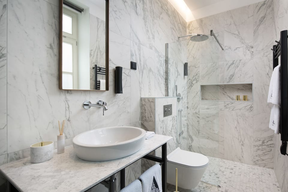 Standard Double Room | Bathroom | Shower, rainfall showerhead, free toiletries, hair dryer
