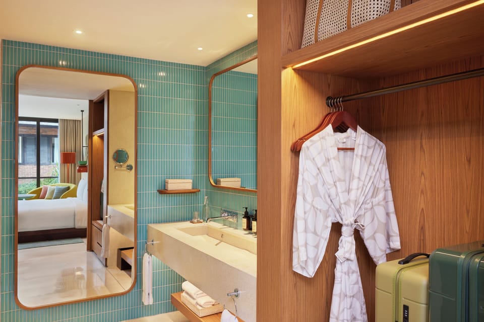 Shower, rainfall showerhead, free toiletries, hair dryer