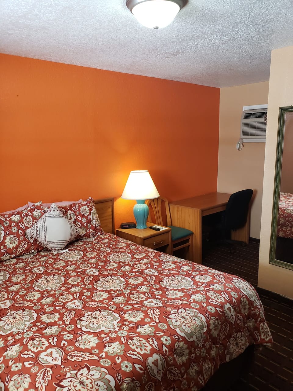 Deluxe Room, 1 Queen Bed, Non Smoking | Desk, free WiFi, bed sheets