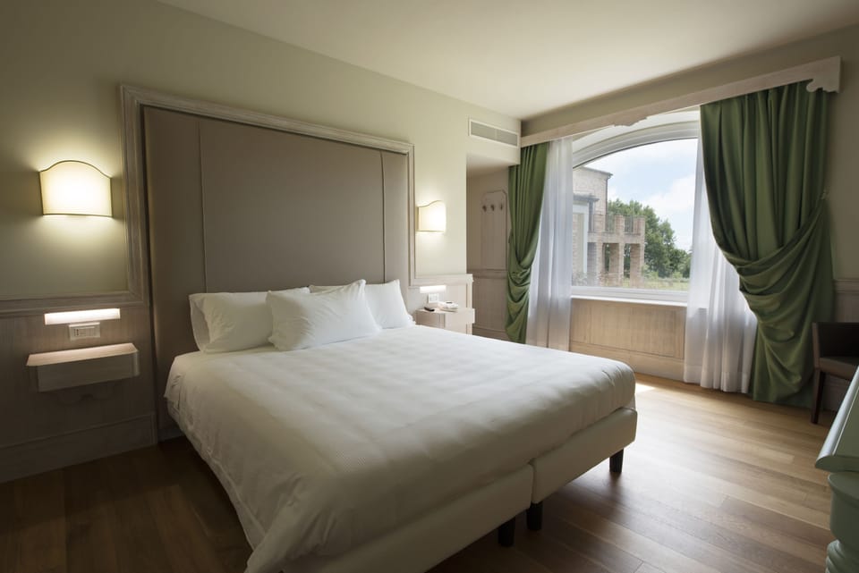 Comfort Double Room | Minibar, in-room safe, desk, soundproofing