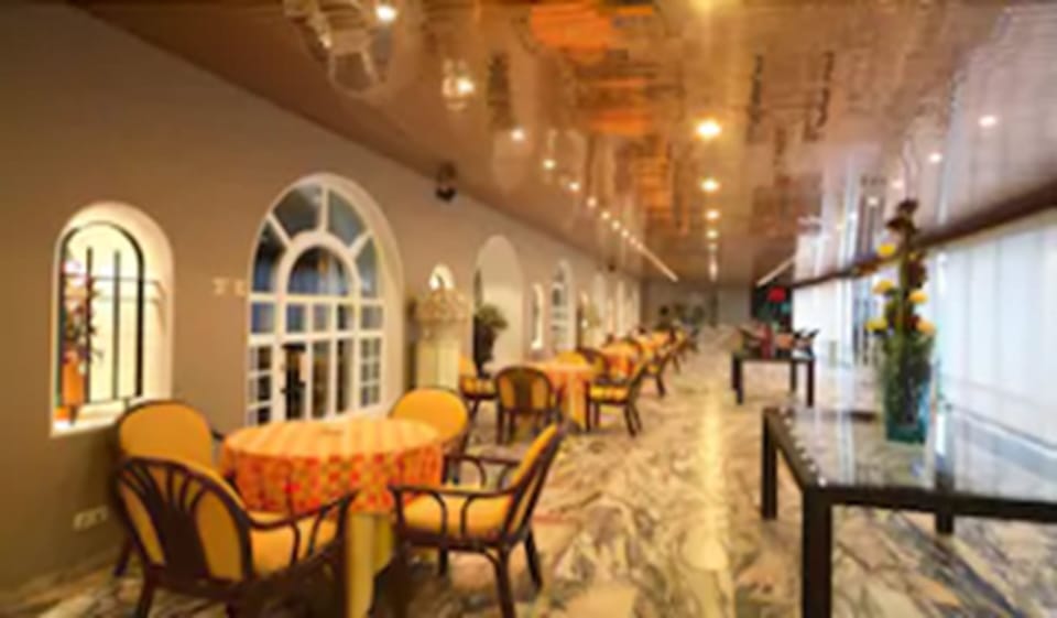 2 restaurants; lunch and dinner served