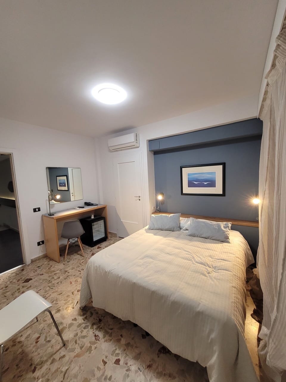 Doppia/matrimoniale Uso disabili, bagno privato | Premium bedding, down comforters, minibar, individually decorated