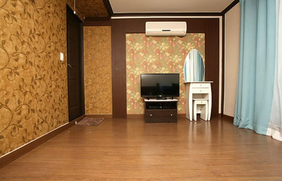 Room, 1 Bedroom | Individually decorated, soundproofing, free WiFi