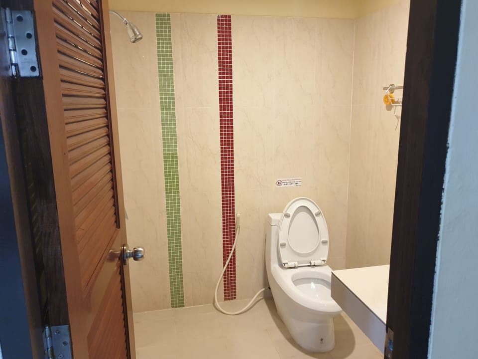 Grand Deluxe | Bathroom | Shower, free toiletries, bidet, towels