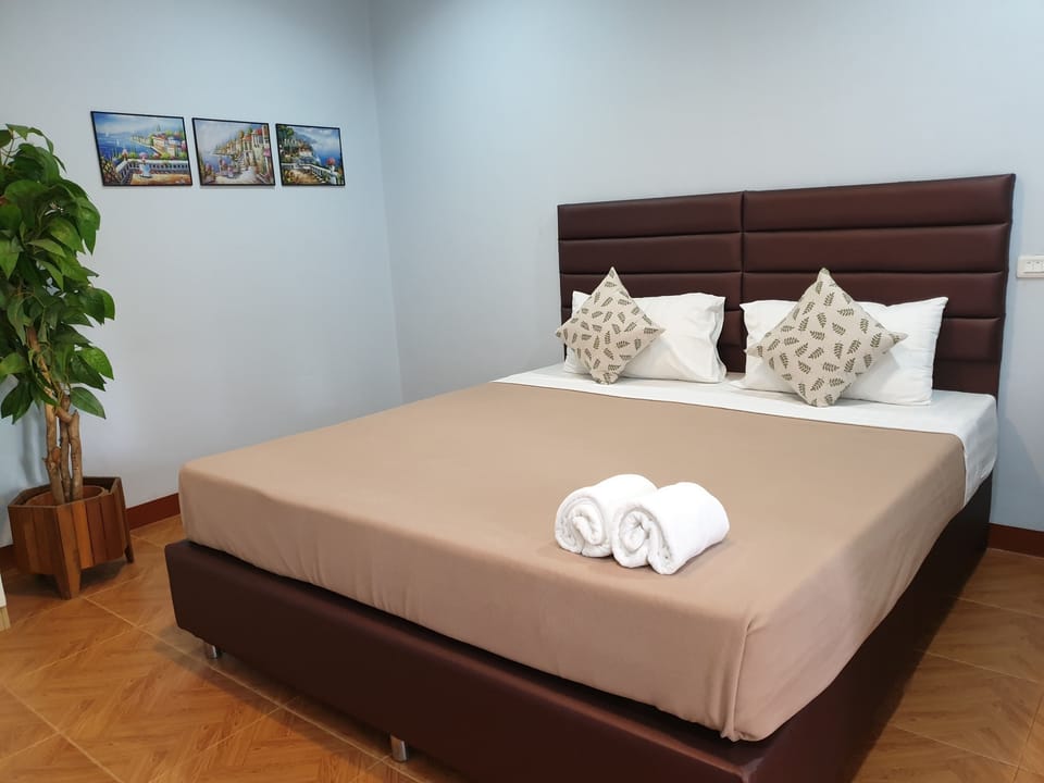 Deluxe Room, 1 Double Bed, Ground Floor | Hypo-allergenic bedding, iron/ironing board, free WiFi, bed sheets