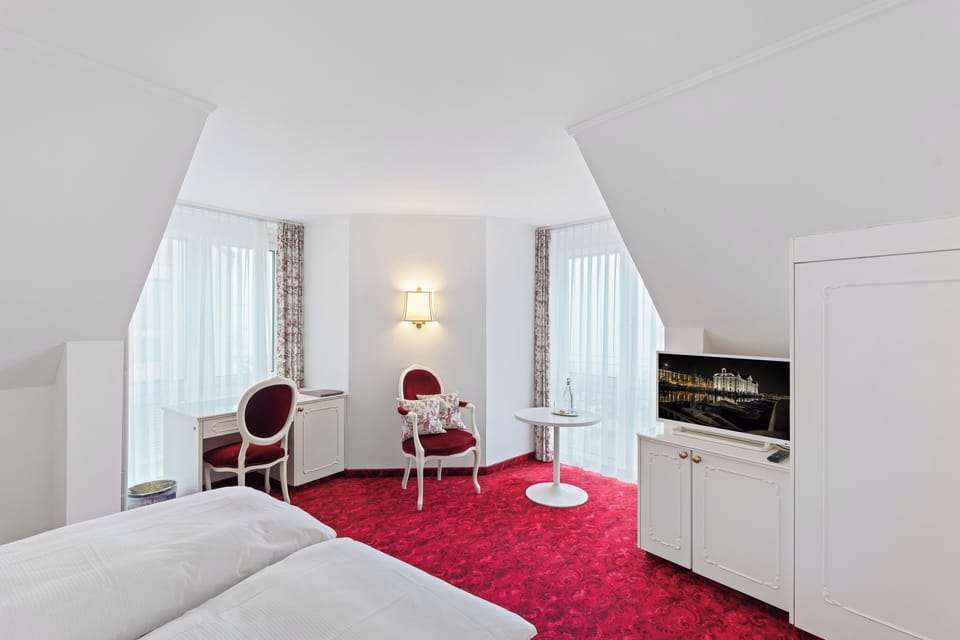 Double Room, 1 Queen Bed, Lakeside | Minibar, in-room safe, desk, soundproofing