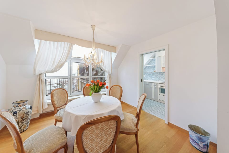 Traditional Apartment | In-room dining