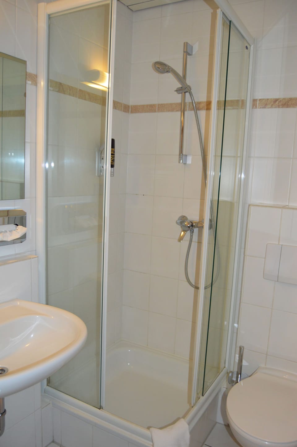 Comfort Double Room | Bathroom | Shower, free toiletries, hair dryer, towels