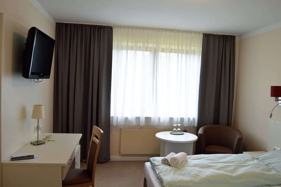 Comfort Double Room | Desk, free WiFi, bed sheets