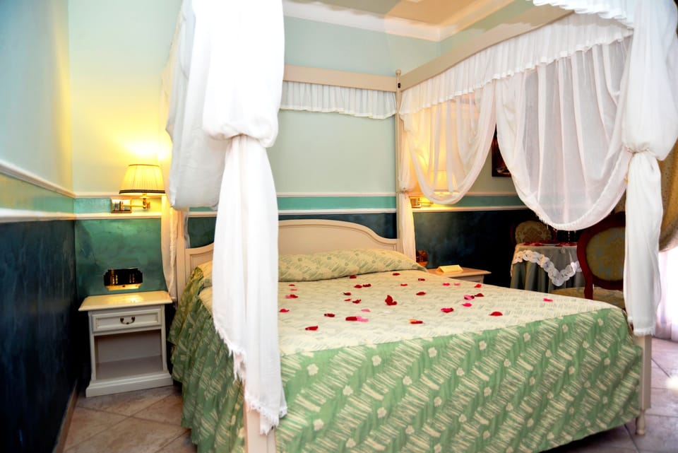 Deluxe Double Room | Minibar, in-room safe, desk, blackout drapes
