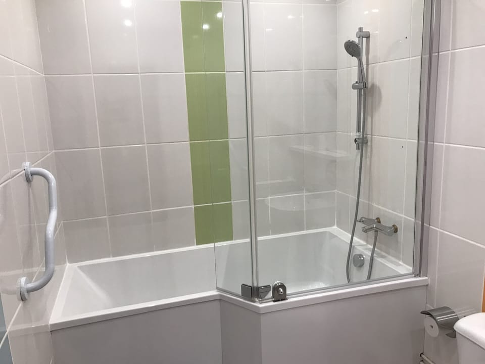 Comfort Double Room | Bathroom | Free toiletries, hair dryer, towels