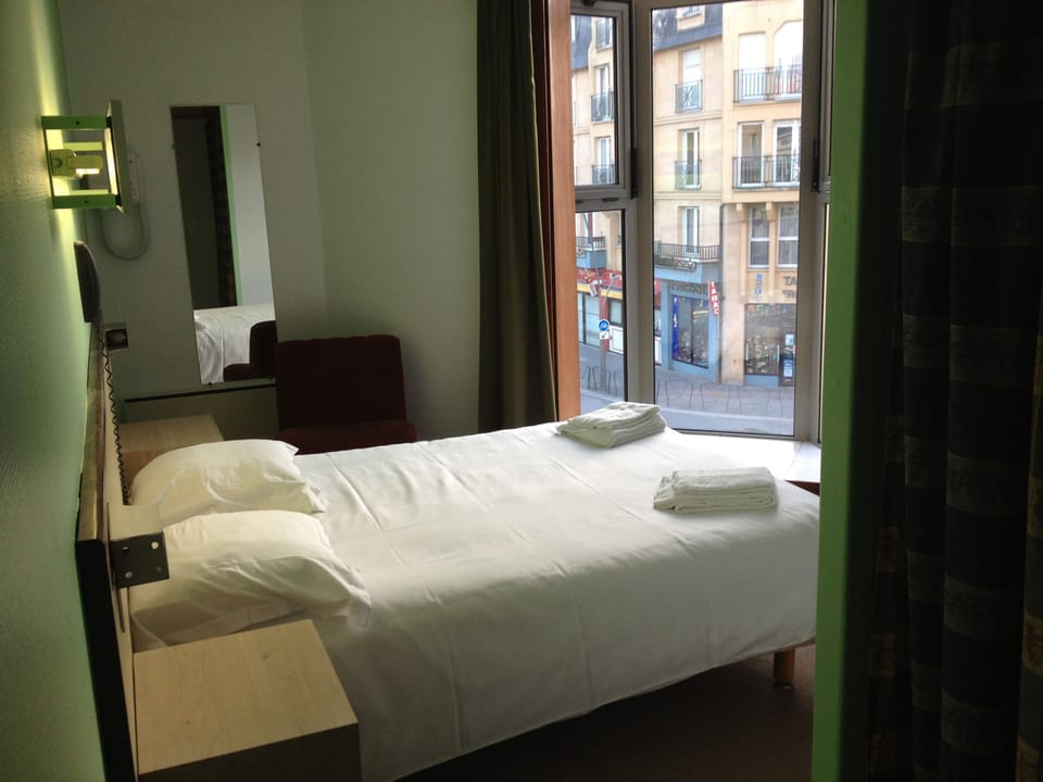 Desk, soundproofing, iron/ironing board, free WiFi