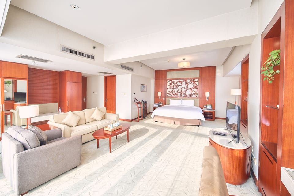 Grand View Room | Minibar, in-room safe, desk, blackout drapes