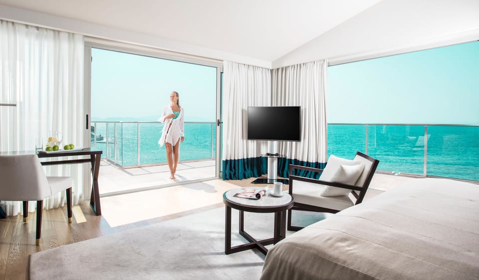 Corner Suit | Premium bedding, minibar, in-room safe, soundproofing