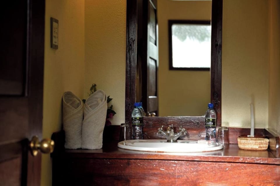 Shower, free toiletries, towels