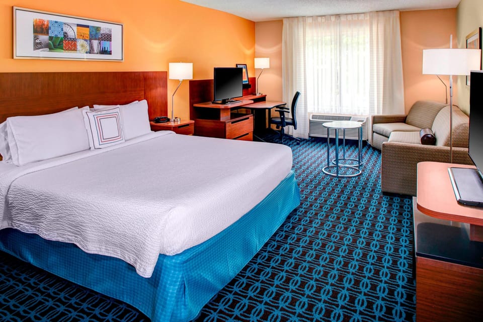 Room, 1 King Bed (Mobility/Hearing Accessible, Tub) | Iron/ironing board, cribs (free), bed sheets