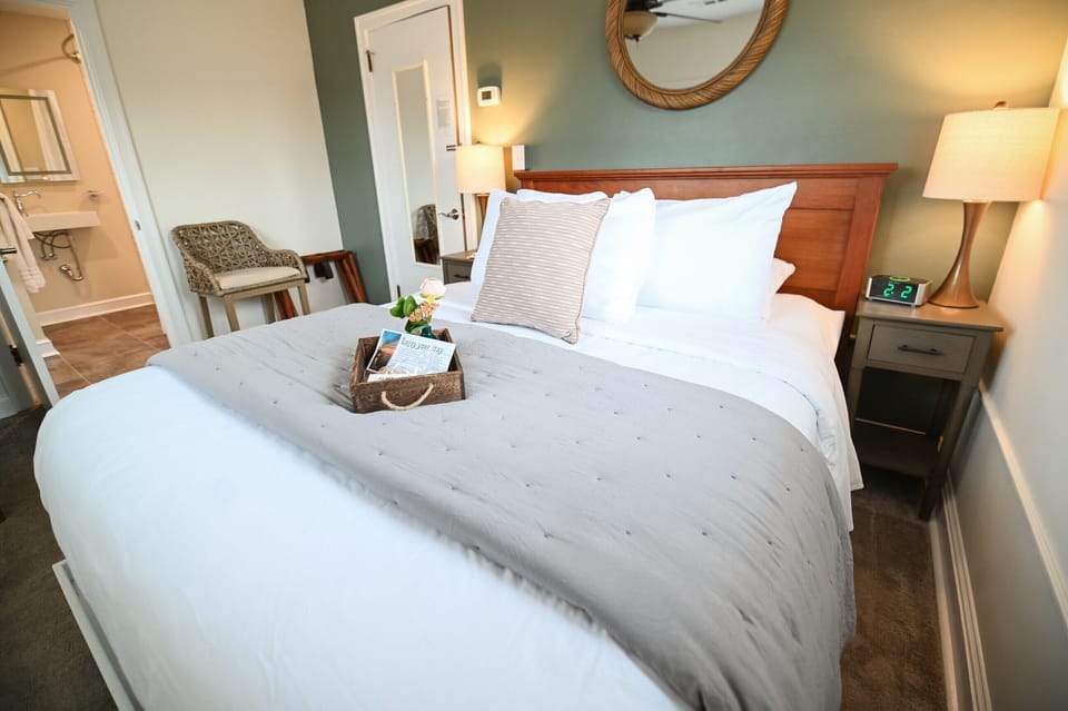 Room, Private Bathroom (Traditional Queen Room) | Iron/ironing board, free WiFi, bed sheets