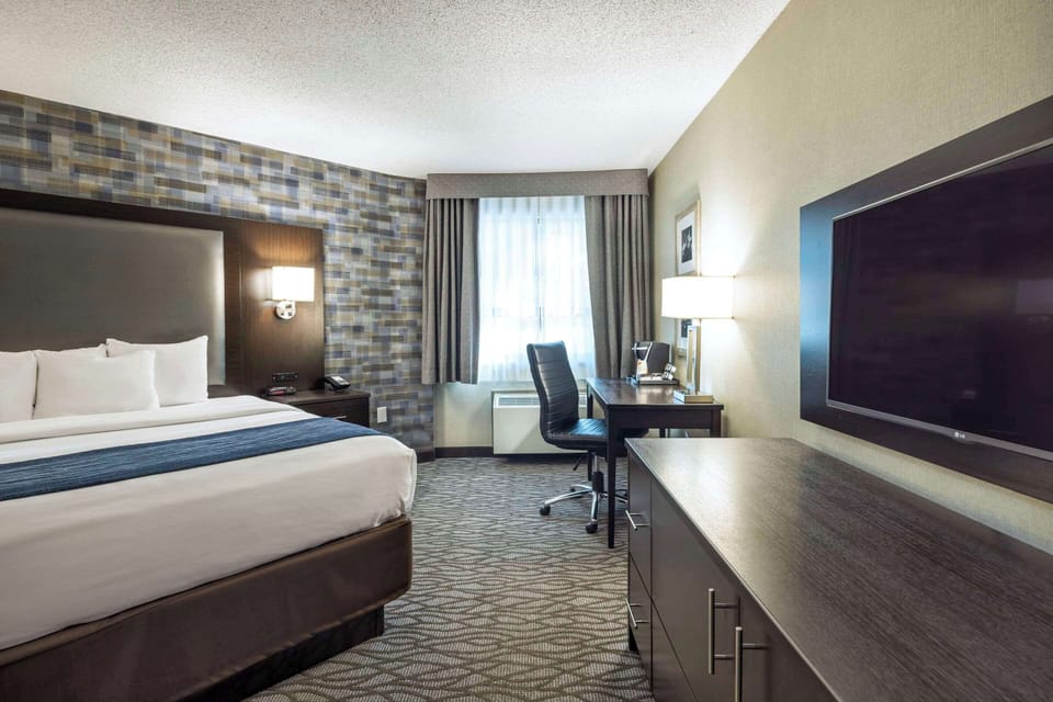 Premium bedding, pillowtop beds, desk, blackout drapes