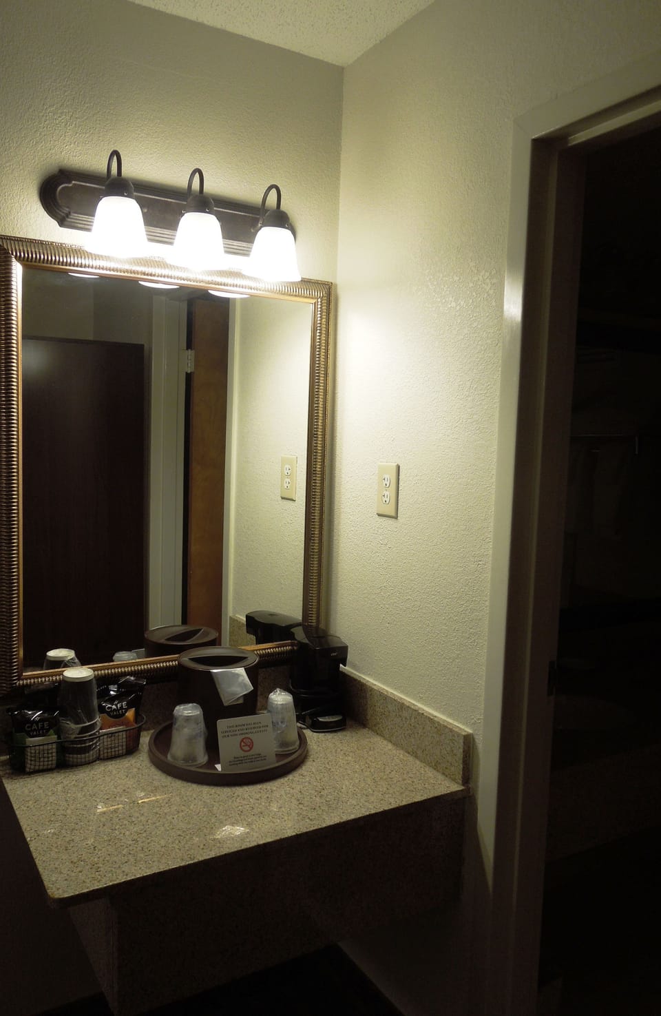 Deep soaking tub, free toiletries, hair dryer, towels